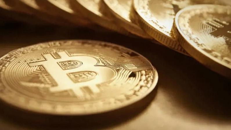 O bitcoin voltou a subir e se aproximou de sua máxima histórica, impulsionado por previsões de grandes investimentos em criptoativos
