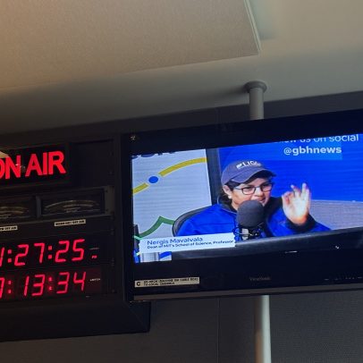 Dois físicos e um apresentador curioso entram em estúdio