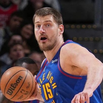 Jokic domina, Nuggets vencem Rockets e impulsionam classificação no Oeste