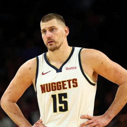 Jokic faz triplo-duplo e Nuggets vencem Suns