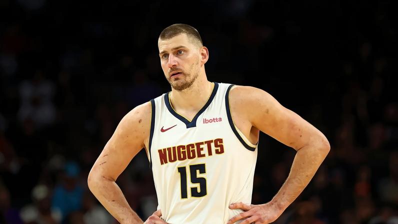 Jokic faz triplo-duplo e Nuggets vencem Suns