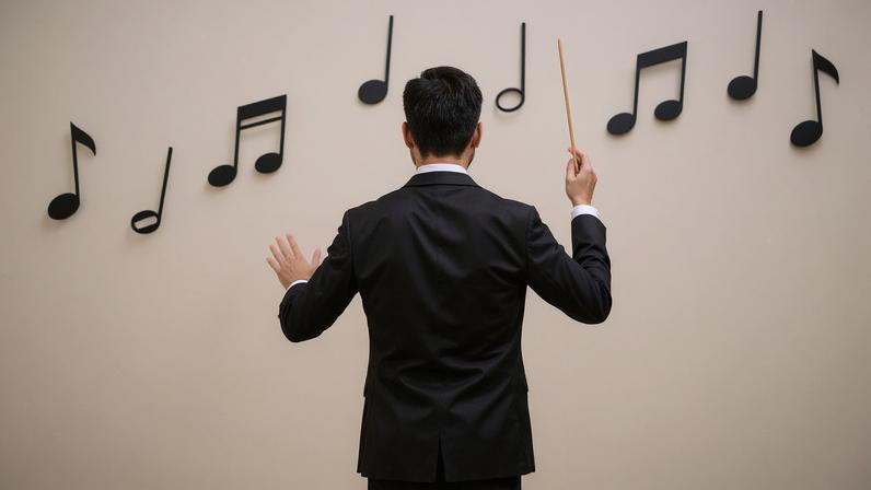 Desafinação do maestro impacta a orquestra