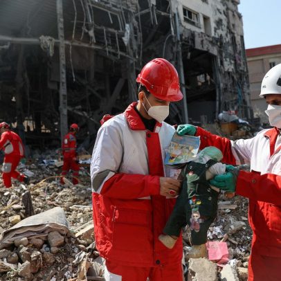 Trabalhadores de resgate iranianos sob bombardeio contínuo