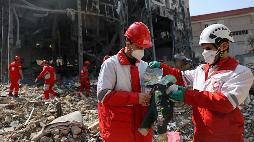 Trabalhadores de resgate iranianos sob bombardeio contínuo