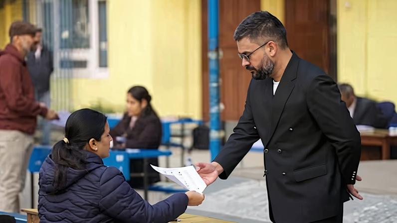 Balendra Shah, a la derecha, muestra su documento de identidad antes de votar en un colegio electoral para las elecciones parlamentarias en Katmandú, Nepal, el jueves.