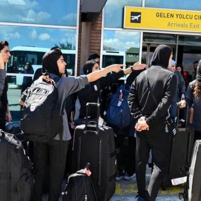 Seleção feminina de futebol do Irã retorna ao país após retirada de asilo