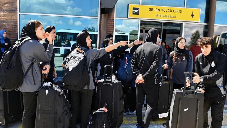 Seleção feminina de futebol do Irã retorna ao país após retirada de asilo