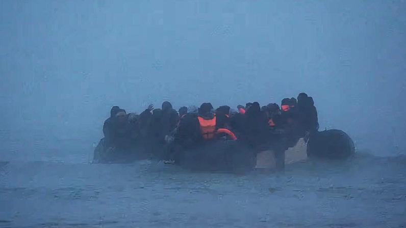 Migrantes a bordo de un barco, cruzando La Mancha, en Gravelines (Francia), este miércoles.