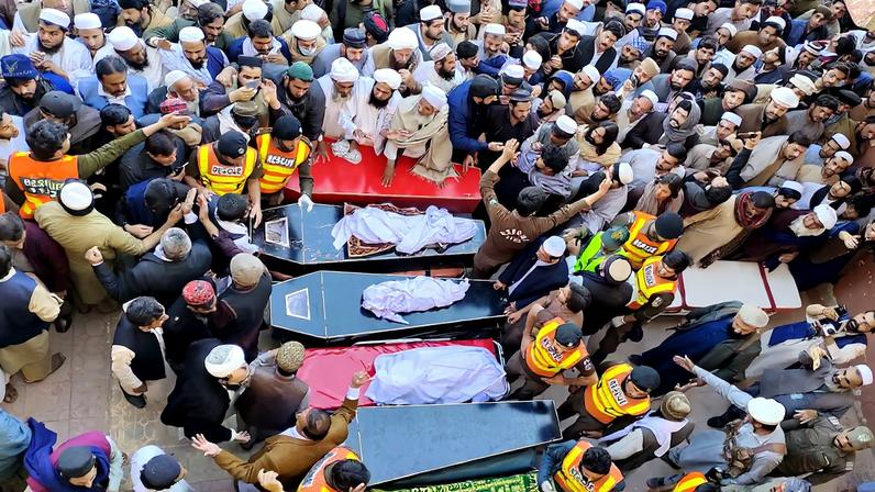 El funeral de las víctimas fallecidas en un atentado suicida con bomba, tras el ataque perpetrado por presuntos insurgentes contra una base militar, que causó la muerte de al menos 12 civiles y dejó decenas de heridos en Bannu, Pakistán, el 5 de marzo de 2025.
