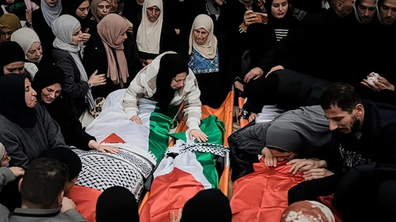 Palestinos lloran este domingo a los cuatro miembros de la familia Odeh matados a tiros en su coche en Cisjordania por el ejército israelí.