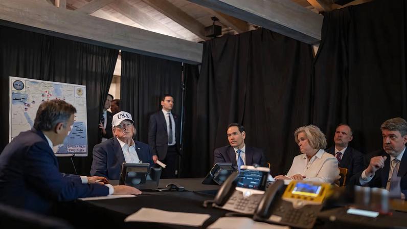 Trump supervisa el ataque a Irán con su equipo de seguridad desde su residencia en Florida.