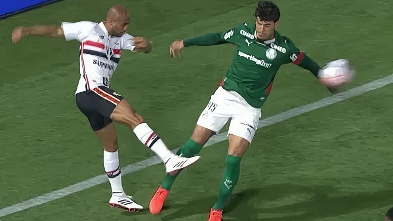 Lance polêmico em Palmeiras x São Paulo divide opiniões no Paulistão
