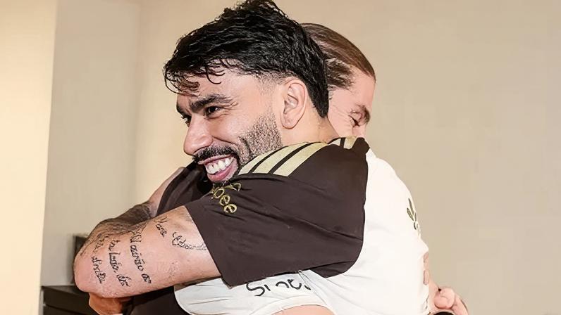 Lucas Paquetá abraça Filipe Luís