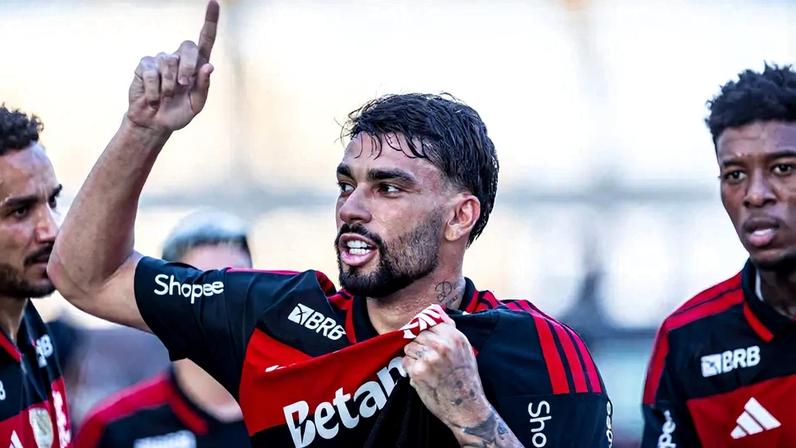 Ancelotti observa jogador no clássico Botafogo x Flamengo