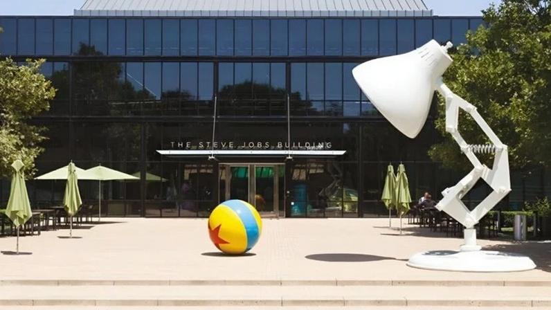 O prédio principal do campus da Pixar, na Califórnia, com o design que lembra Steve Jobs