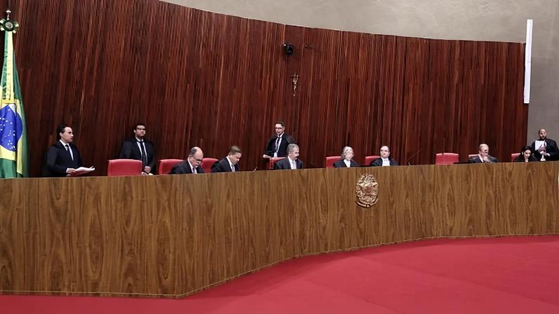 Ministros do TSE durante sessão em Brasília que aprovou restrições ao uso de inteligência artificial nas eleições de 2026. Foto: Luiz Roberto (Secom - TSE)