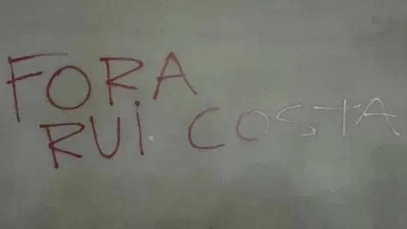 Protesto contra o executivo do São Paulo no MorumBis