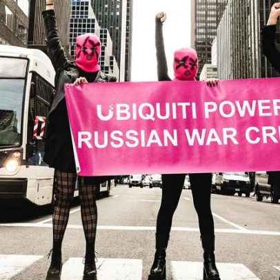 Pussy Riot protesta contra empresa de tecnologia por apoiar crimes de guerra russos