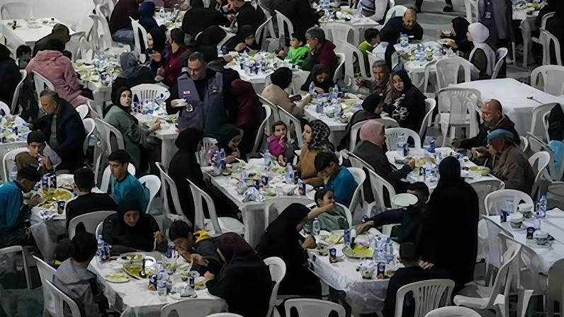 Centenas de libaneses fogem dos ataques de Israel