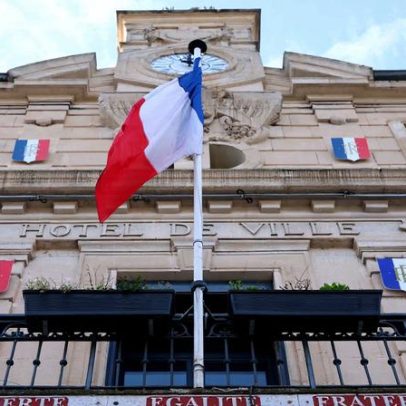 Eleições municipais na França medem força da extrema-direita