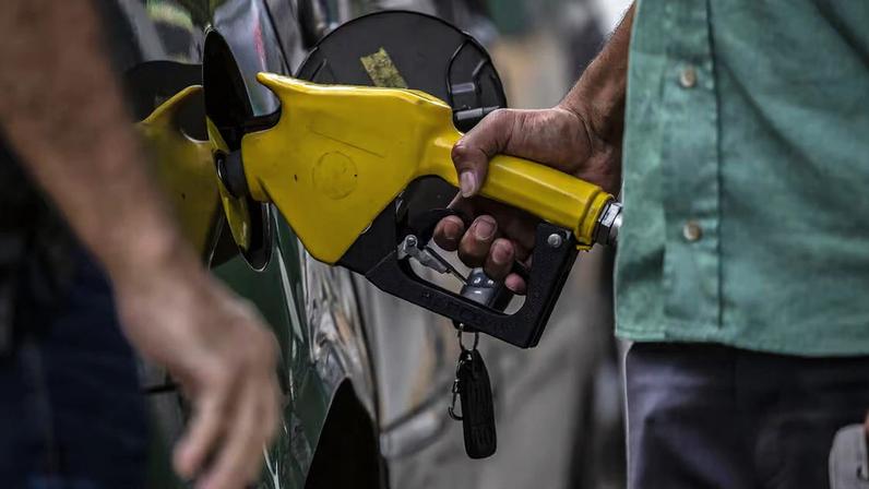 Governo reduz imposto sobre combustíveis para conter alta de preços