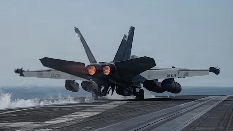 Un avión de combate de EE.UU. despega de un portaaviones durante la Operación Furia Épica contra Irán