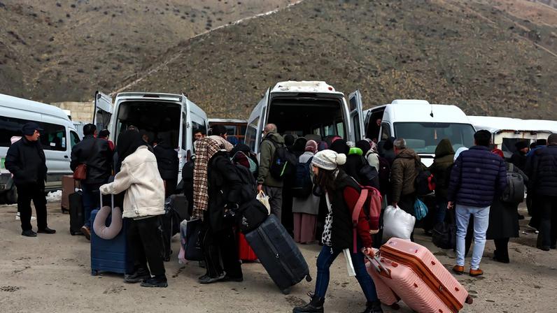 Centenas de iranianos cruzam fronteira para a Turquia, diz testemunha