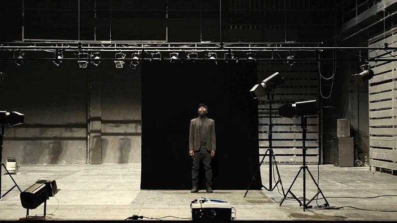 No palco, artista apresenta performance em primeira pessoa