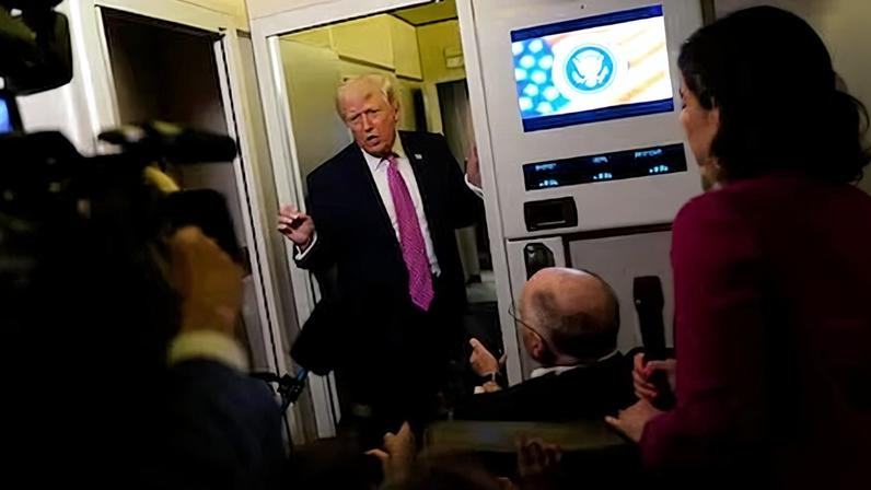 Donald Trump habla con periodistas a bordo del Air Force 1, esta madrugada.