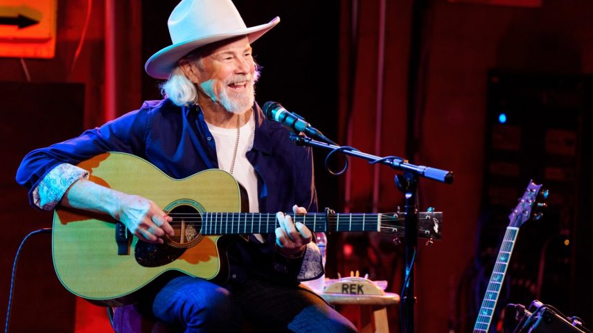 Robert Earl Keen, antes aposentado, volta a brilhar no palco