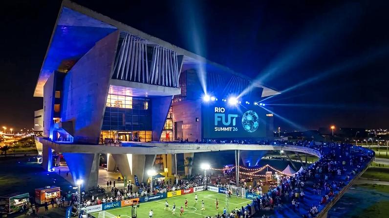 Projeção do evento "FutSummit" nas Cidades das Artes, no Rio de Janeiro (Foto: Divulgação/FutSummit)