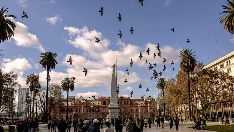 Pobreza na Argentina cai para o menor nível desde 2018 sob Milei