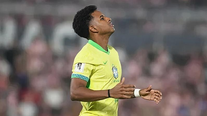 Rodrygo durante confronto do Brasil contra o Paraguai