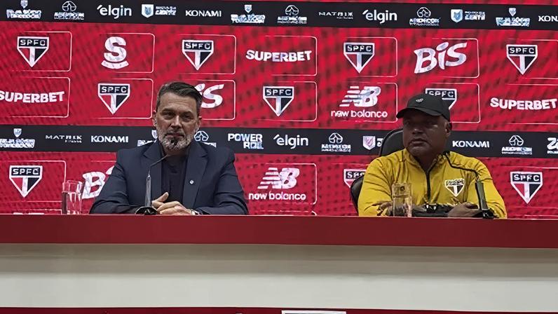 Rui Costa e Roger Machado durante coletiva nesta terça-feira (10)