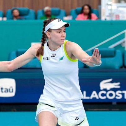 Rybakina supera frustração com erros e vira a partida