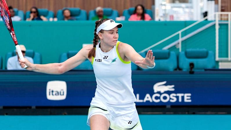 Rybakina supera frustração com erros e vira a partida