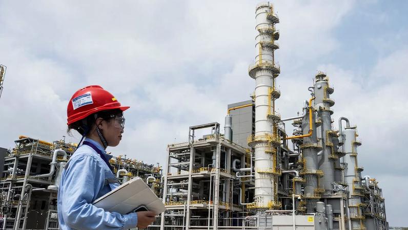 Uma funcionária no novo complexo da BASF em Zhanjiang: As expectativas de lucro 'para os próximos um ou dois anos são significativamente menores', disse Markus Kamieth(Foto: Gilles Sabrie/Bloomberg)