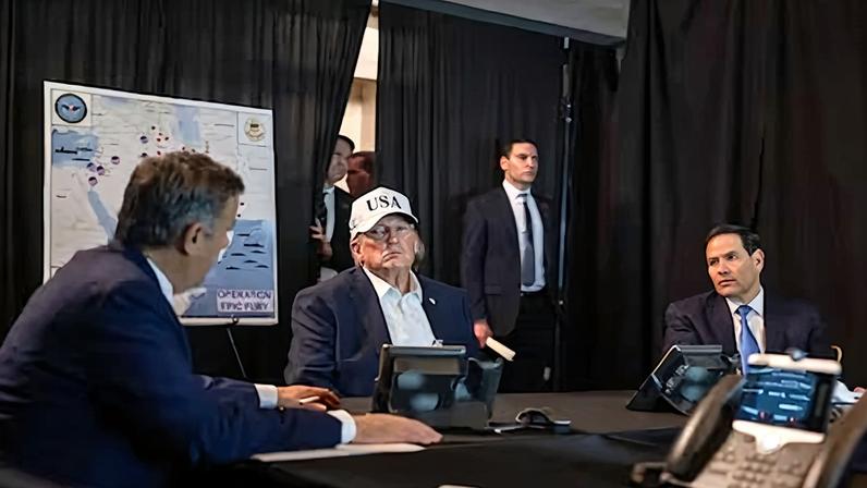 Trump supervisa junto a su equipo de seguridad nacional el ataque contra Irán lanzado por EE UU e Israel, desde su residencia privada de Mar-a-Lago, el pasado sábado.