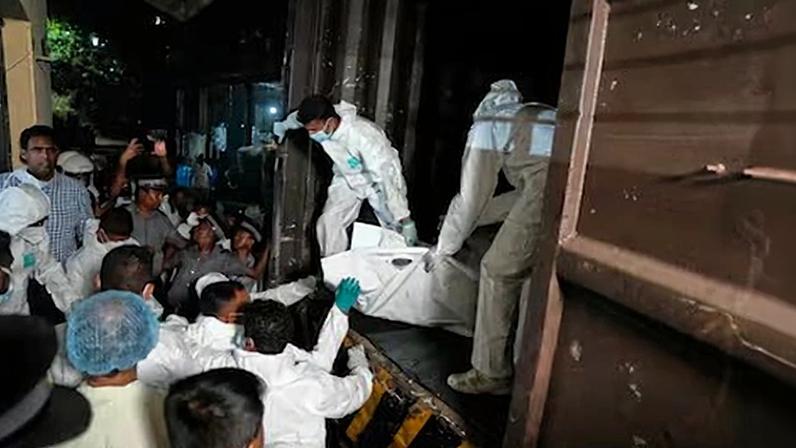 Traslado del cuerpo de uno de los marinos iraníes muertos en el ataque estadounidense contra el buque 'Iris Dena', el miércoles en Galle (Sri Lanka).