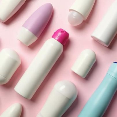 Por que alguns desodorantes deixam as axilas brancas