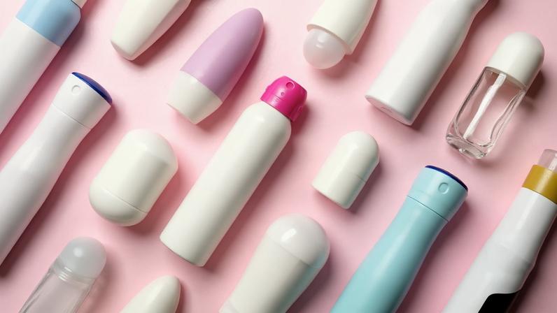 Imagem, em fundo rosa, de diversas embalagens de desodorantes.