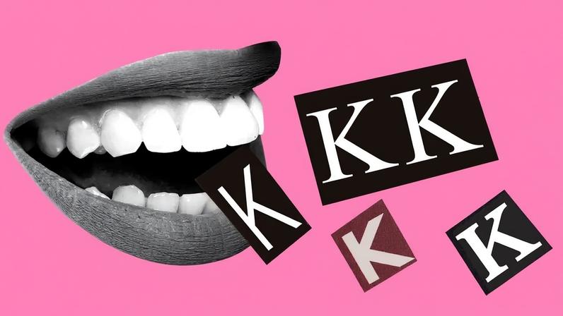 Colagem, em fundo rosa choque, de uma boca feminina sorrindo e letras K saindo da boca.
