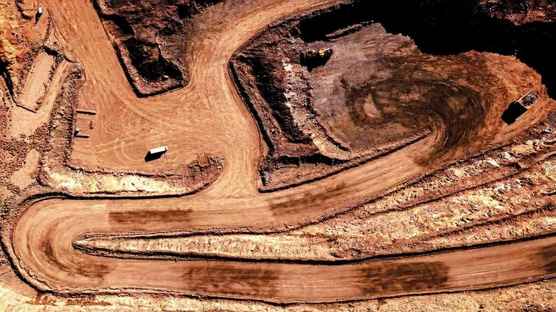 Mina Mountain Pass, na Califórnia, a única fonte de terras raras dos EUA. Operada pela empresa MP Materials, ela é uma das maiores reservas de ETRs do mundo.