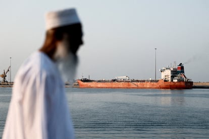 Estreito de Ormuz completa uma semana sem ataques, navios cruzam devagar