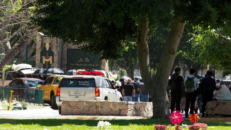 People arrive to the Recinto de la Paz cemetery, where, according to local media, the body of cartel leader Nemesio Oseguera Cervantes, known as “El Mencho,” who was killed on February 22 in a military operation in the state of Jalisco, was brought following his wake, in Zapopan, Mexico, March 2, 2026. REUTERS/Stringer