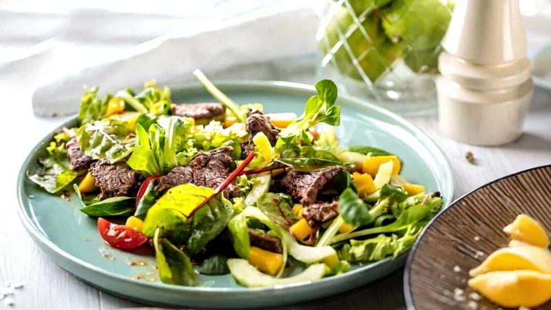 Salada verde com carne (Imagem: KarepaStock | Shutterstock)
