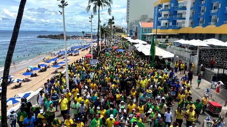 Diversas cidades do Brasil realizam manifestações neste domingo (1º), Na imagem, ato em Salvador/BA. (Foto: Giuliano Argolô/Gazeta do Povo)
