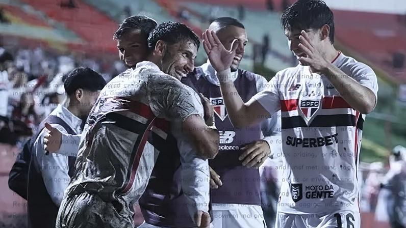 Calleri comemora gol do São Paulo contra a Chapecoense