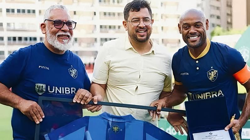 Vágner Love se despede do futebol após marcar na despedida