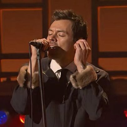 Harry Styles se apresenta no SNL com Dance No More e Coming Up Roses